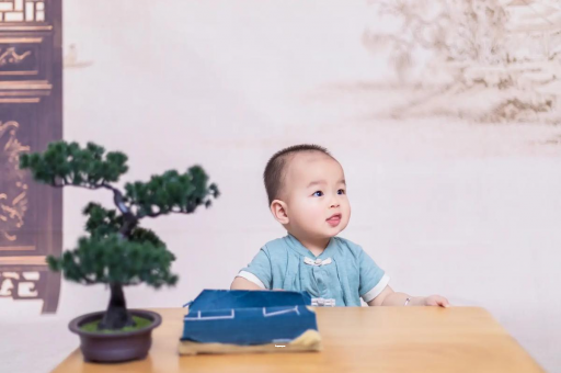 广州借卵试管代怀包男孩三个月宝宝抬头不稳